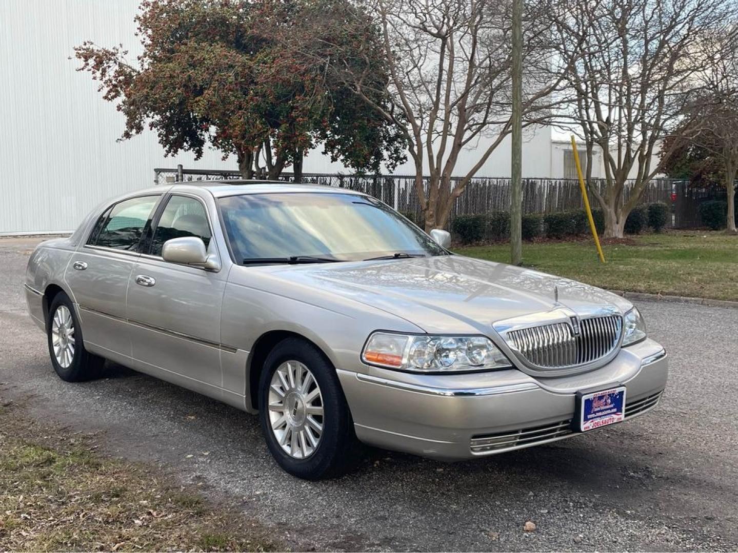 2004 Silver /Black Lincoln Town Car Ultimate (1LNHM83W84Y) with an 4.6 V8 engine, Automatic transmission, located at 5700 Curlew Drive, Norfolk, VA, 23502, (757) 455-6330, 36.841885, -76.209412 - Photo#0